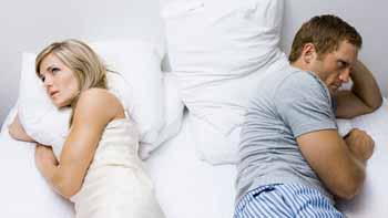 zdjęcie predstawia problemy łóżkowe. W takich właśnie sytuacjach mężczyźni często dochodzą do wniosku że Stud Pills może być dobrym wyborem.