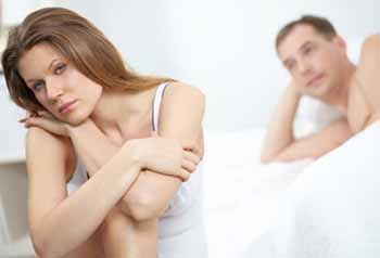 zdjęcie przedstawia kobietę która myśli o rozstaniu ponieważ jej partner nie może jej zaspokoić